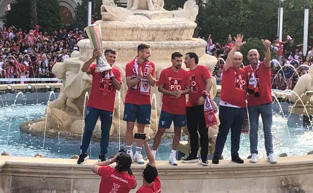 Mendilibar, con la Copa, Rakitic, Navas, Del Nido Carrasco, Castro y Monchi. A.R.