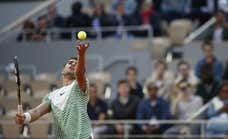 Alcaraz, con prisa y con frío hacia los octavos de Roland Garros