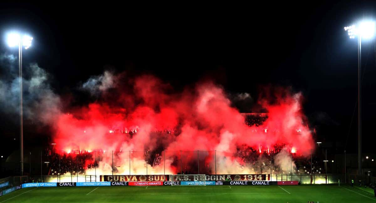 Aficionados del Brescia encienden bengalas./GETTY