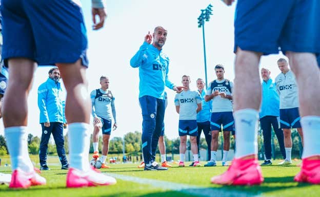 Guardiola dirige una sesión de entrenamiento del Manchester City. @ManCity