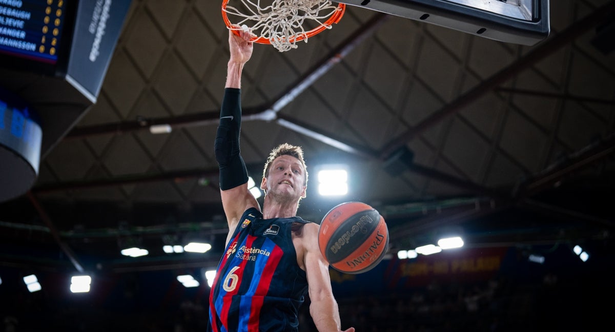 Jan Vesely machaca el aro en la serie frente al Valencia Basket