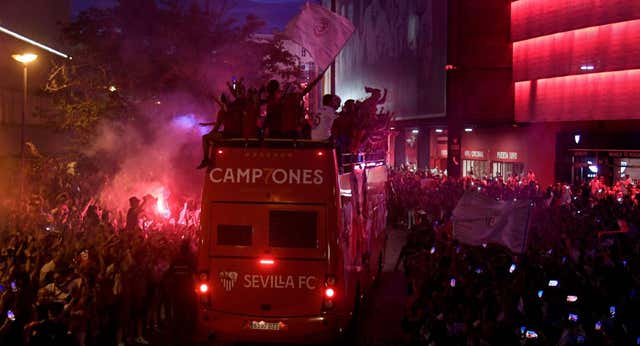 Mendilibar fue la estrella de la fiesta del Sevilla: «¡Estos cabrones quieren que hable!»