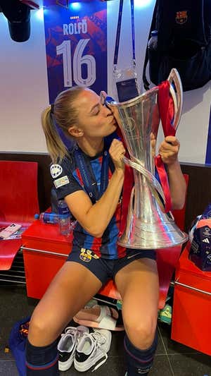 Fridolina Rolfö posando con la Champions. FRIDOLINA ROLFÖ