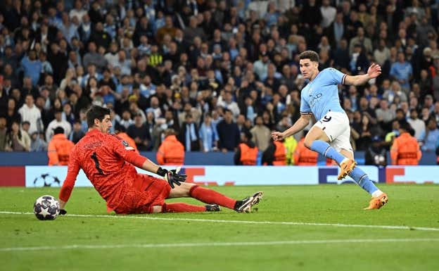 Julián Álvarez bate a Courtois en las semifinales. AFP