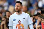 El PSG se vuelca con Sergio Rico: camisetas, lonas... ¡y 13 minutos seguidos de cánticos!