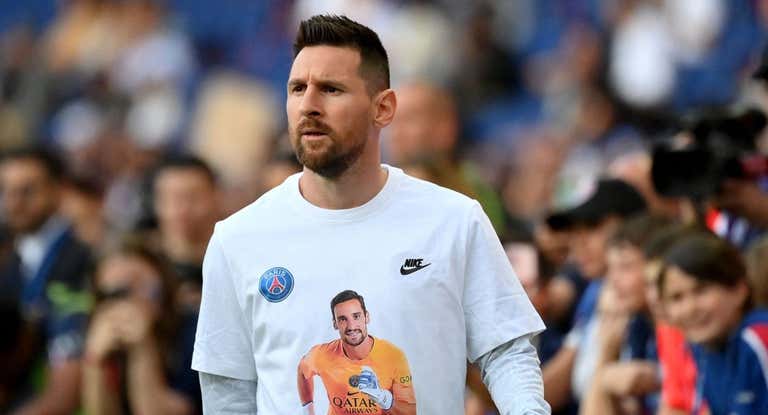 Leo Messi, con la camiseta en apoyo a Sergio Rico.