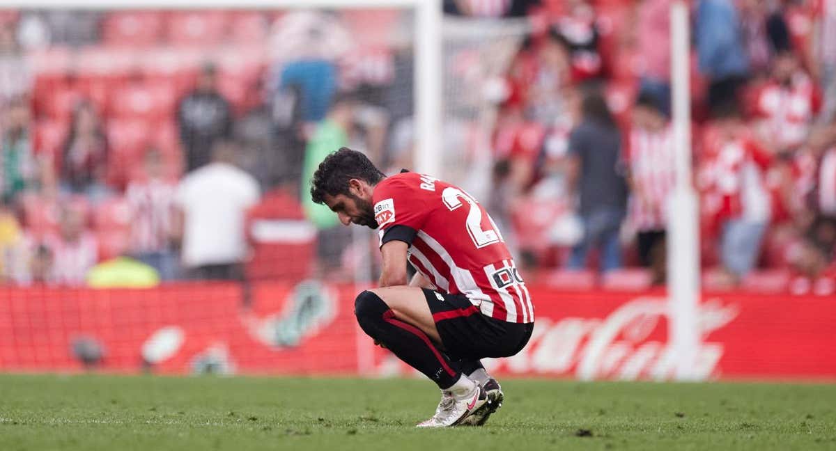 Raúl García se lamenta tras el último partido en San Mamés ante el Elche./Getty Images