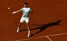 Alcaraz saca a pasear el martillo y se clasifica a cuartos en Roland Garros