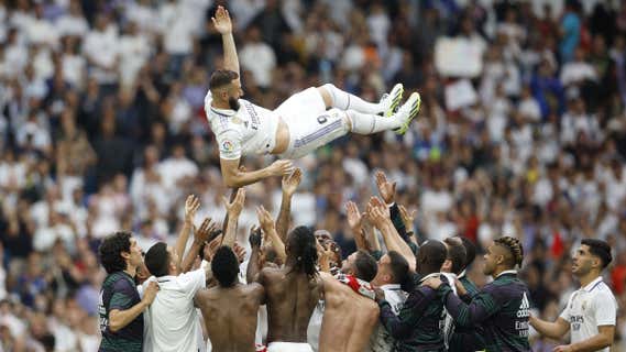 Benzema, manteado por sus compañeros tras el partido ante el Athletic. /REUTERS
