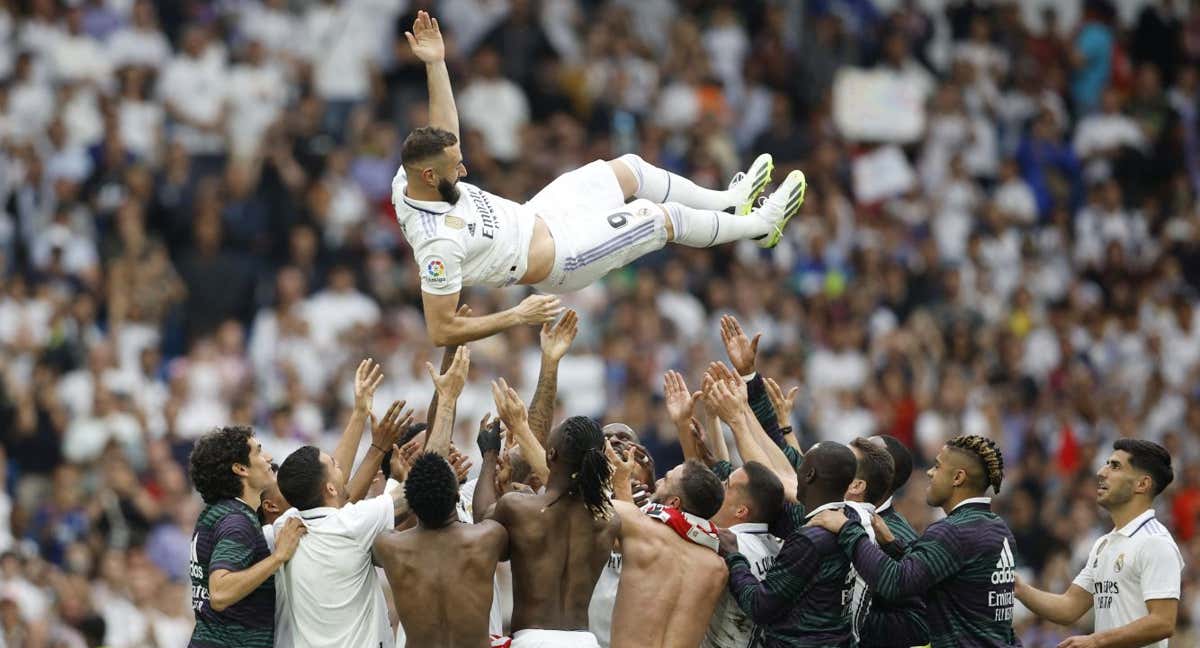 Benzema, manteado por sus compañeros tras el partido ante el Athletic.