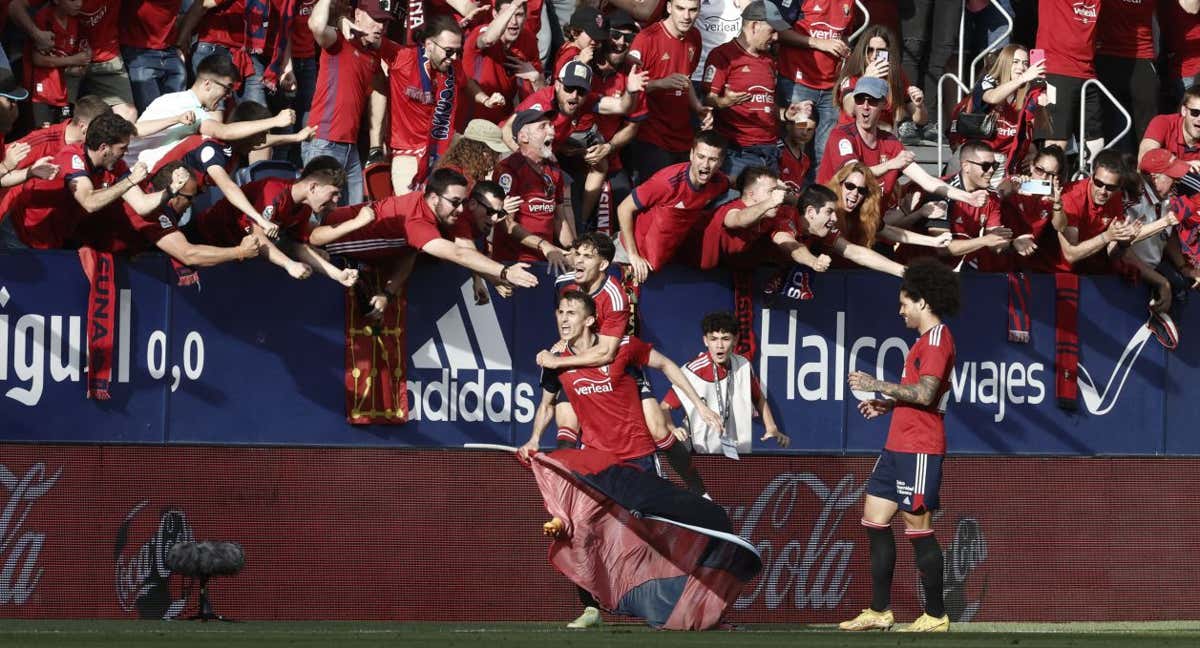 Budimir celebra el gol ante la alegría de la afición rojilla./EFE