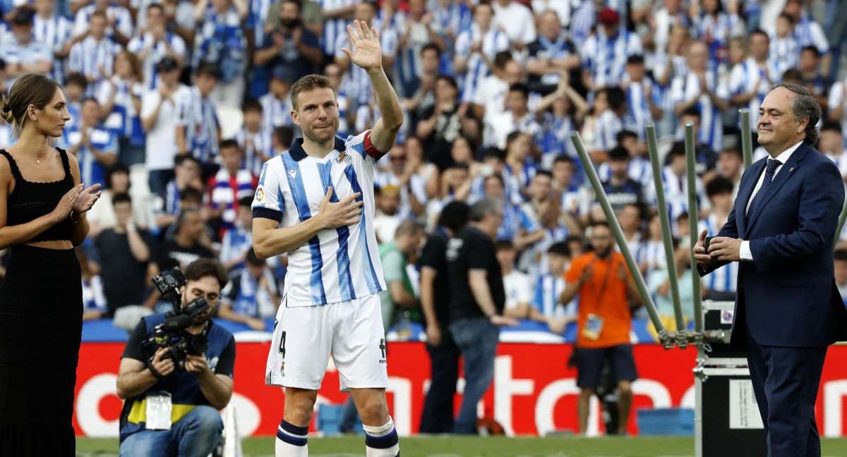 Illarramendi se despide de la afición, tras el triunfo ante el Sevilla./EFE