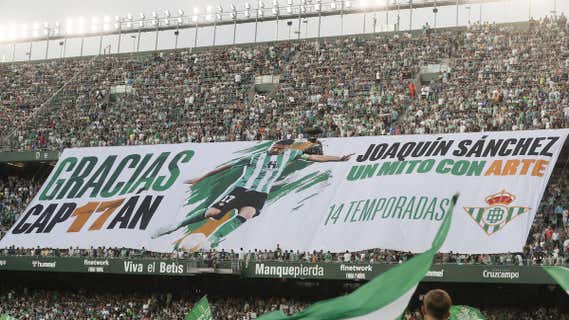 Tifo en honor a Joaquín en el Benito Villamarín./EFE
