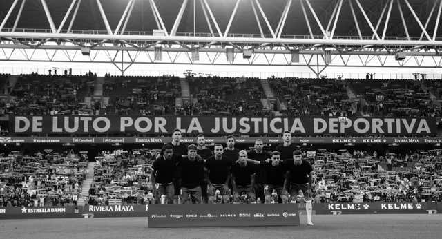 El Espanyol se queda quieto un minuto y lanza pelotas de playa: «Que no haya paz para los corruptos»
