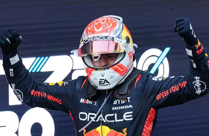 Verstappen arrolla en Barcelona, Alonso resiste y Ferrari se diluye