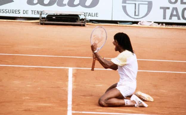 Yannick Noah celebra su título de Roland Garros en 1983.  AFP