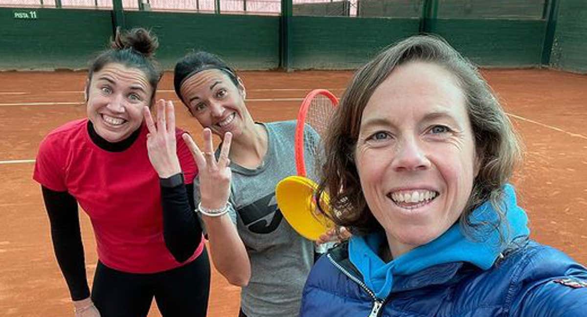Sara Sorribes, junto con Silvia Soler-Espinosa, su entrenadora, y Blanca Bernal, su fisio.
