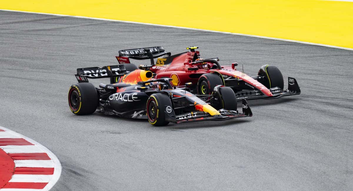 Max Verstappen se defiende de Carlos Sainz en la salida del GP de España de F1 2023/EFE