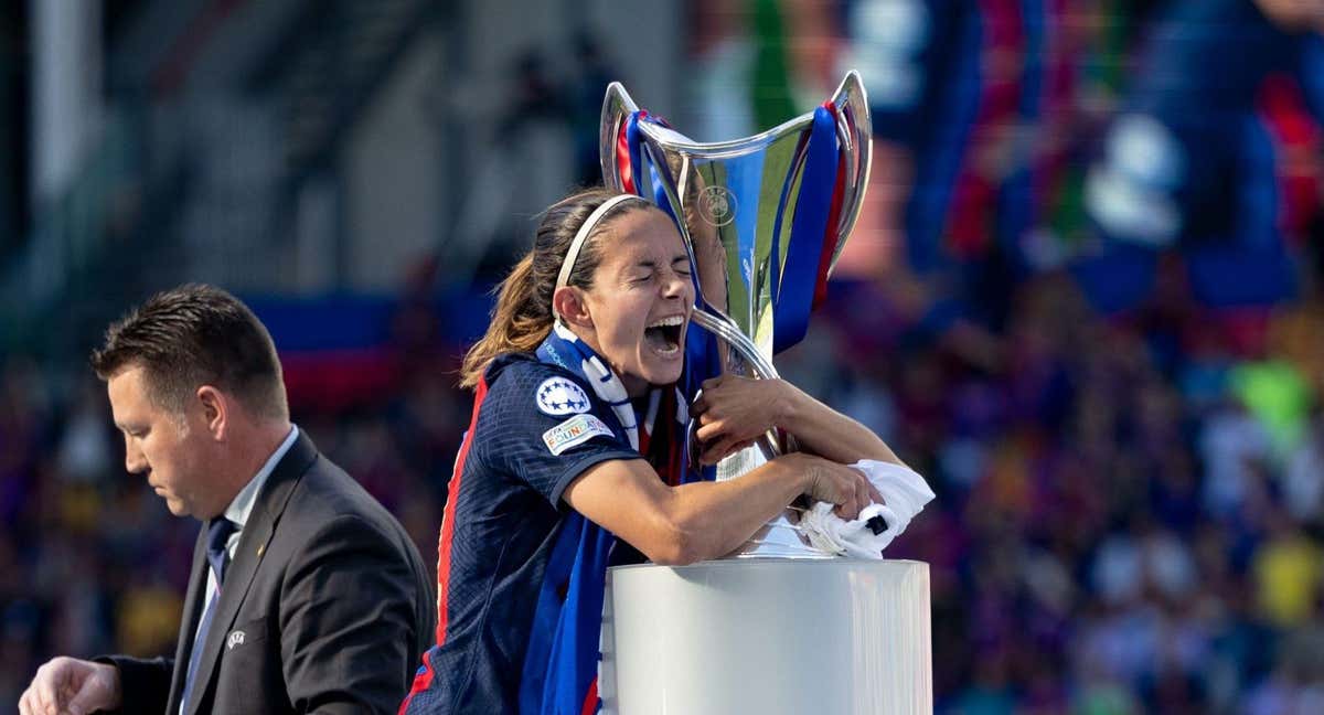Aitana Bonmatí, jugadora del Barça, posa con el título de la Champions tras la final en Eindhoven.