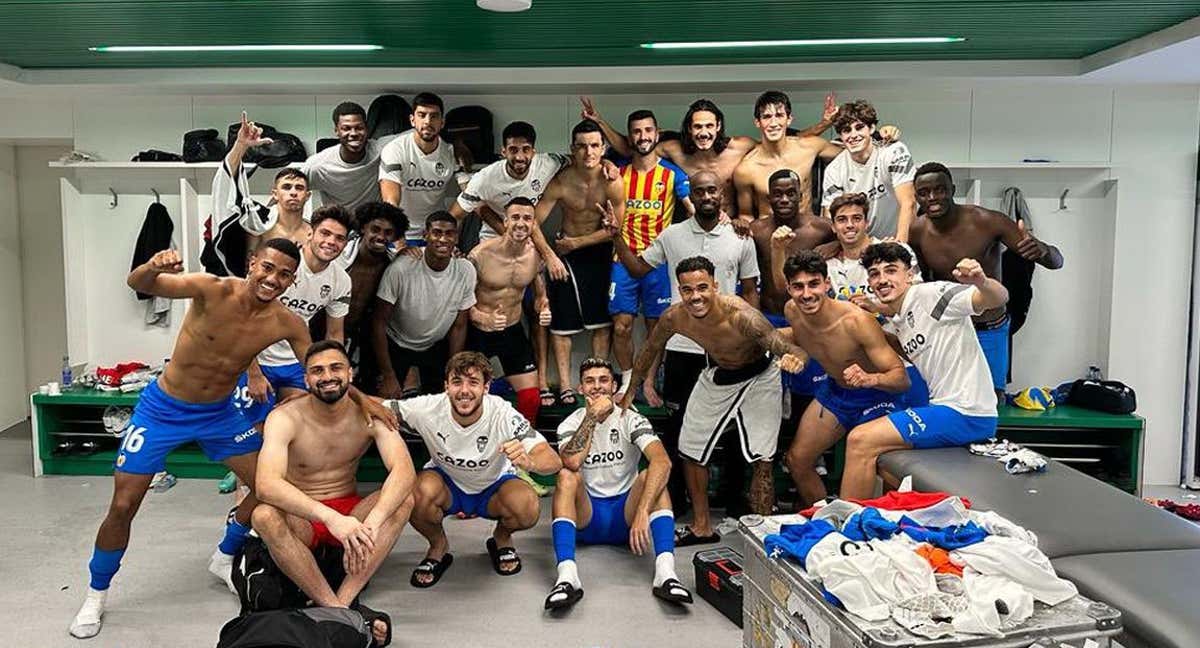 Los jugadores del Valencia tras confirmarse su permanencia. /Twitter/ André Almeida.
