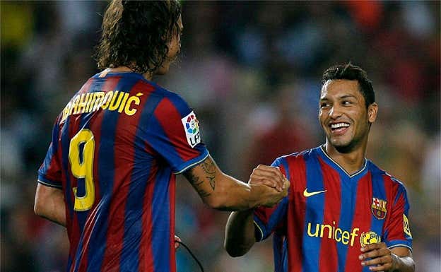 Ibrahimovic celebra un gol con Jeffrén. Joan Fontcuberta