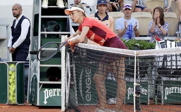 Lesia Tsurenko, en el momento de la retirada. EFE/EPA/CHRISTOPHE PETIT TESSON