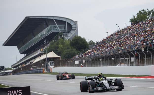 Lewis Hamilton supera a Carlos Sainz en el GP de España de F1.  Mercedes-AMG
