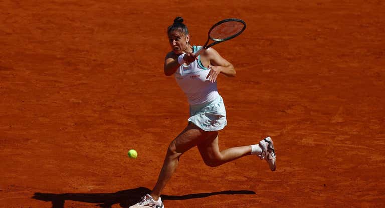 Sara Sorribes golpea una derecha durante su partido ante Haddad-Maia en Roland Garros.