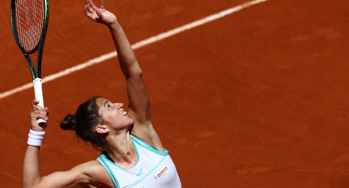 Sara Sorribes, durante su partido de octavos de final ante Haddad-Maia en Roland Garros. /