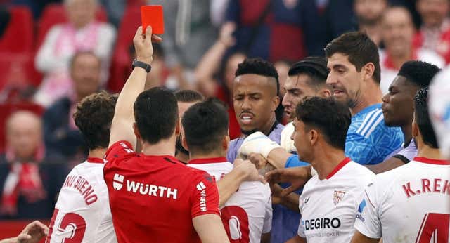 Las expulsiones aumentan sin control… y el VAR tiene parte de culpa