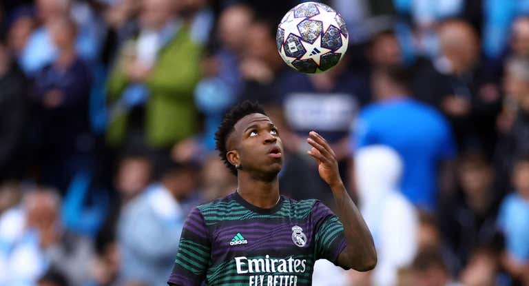 Vinicius Jr juguetea con un balón durante el calentamiento.