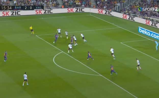 Tras regatear y recortar hacia fuera, se genera el espacio ante los tres futbolistas para armar el disparo.