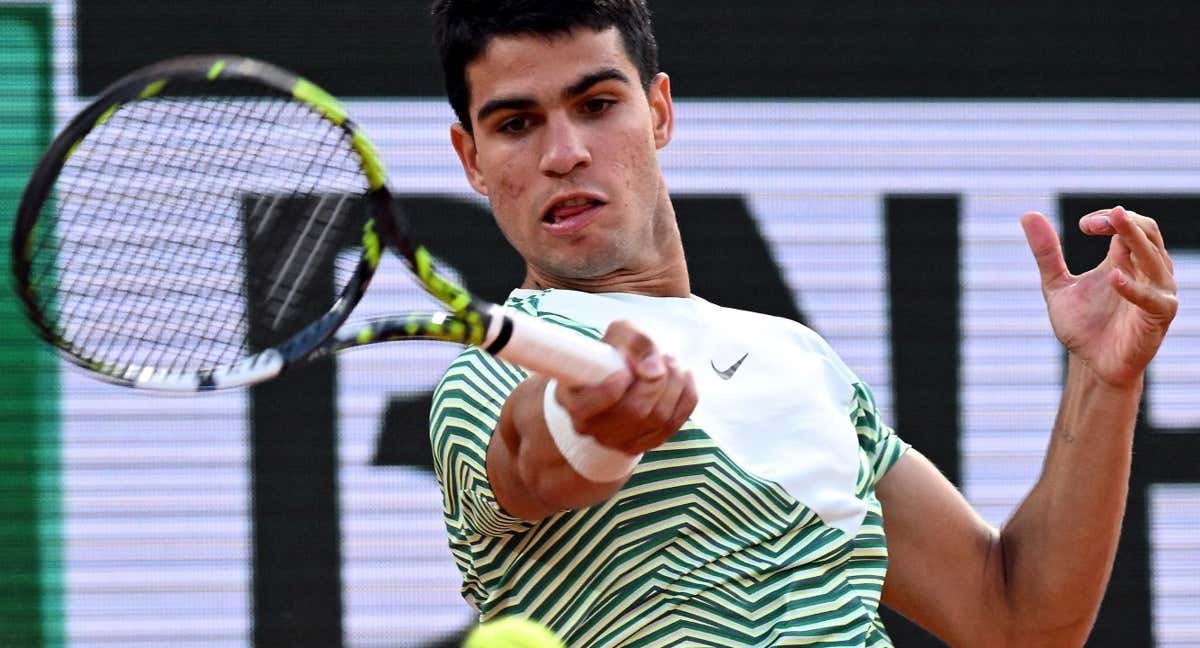 Alcaraz golpea una derecha durante su partido ante Tsitsipas. /EFE/EPA/CAROLINE BLUMBERG