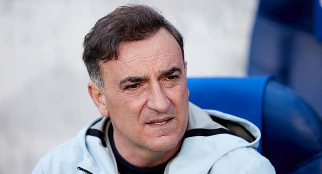 Compás de espera en el Celta: Carvalhal tiene pie y medio fuera y su recambio no está claro
