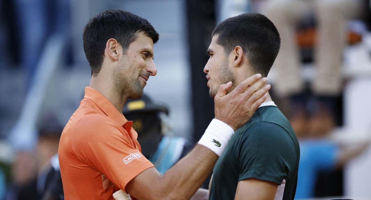 Djokovic y Alcaraz se saludan tras las semifinales del Mutua Madrid Open 2022. /REUTERS/Juan Medina