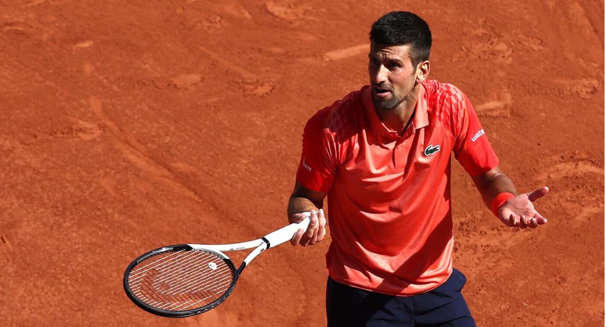 Novak Djokovic gesticula durante su partido ante Khachanov en los cuartos de Roland Garros. /EFE/EPA/MOHAMMED BADRA