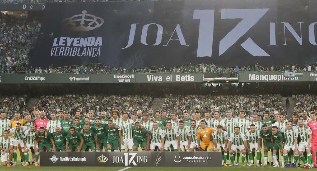 Joaquín posa con todos los jugadores que participan en el partido./EFE