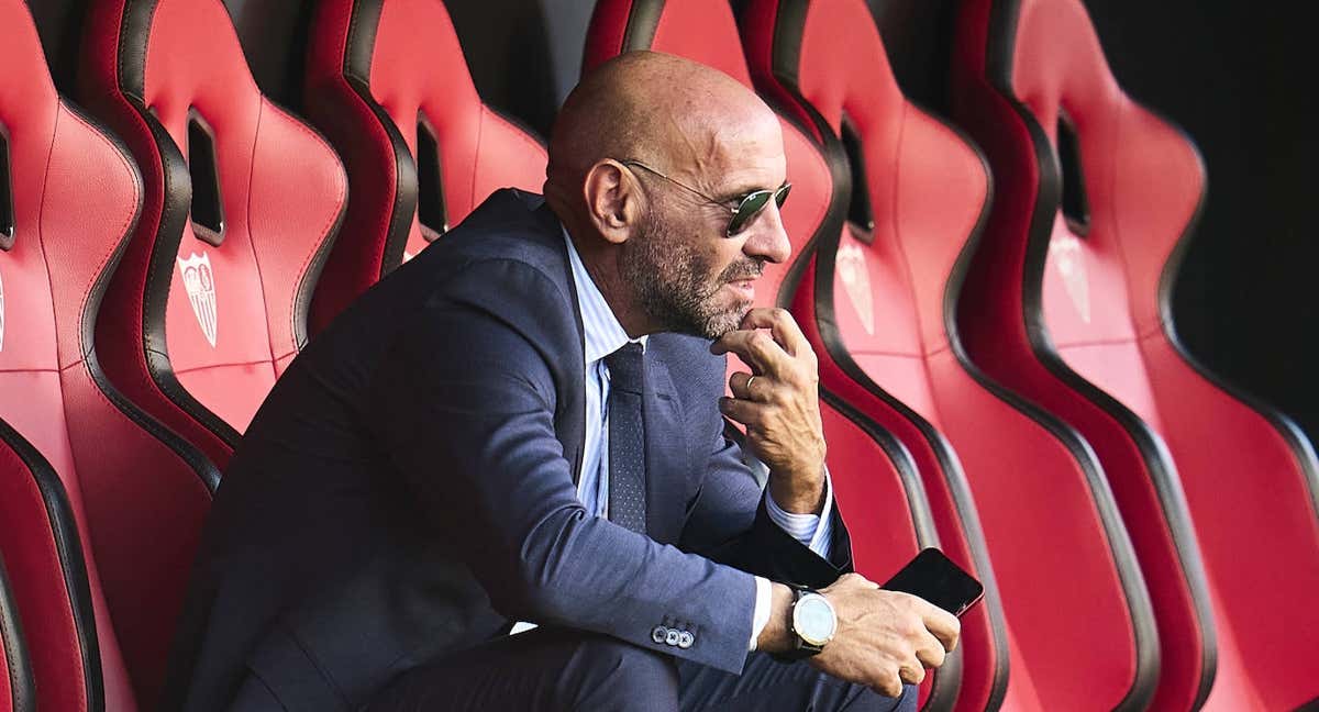 Monchi en el banquillo del Sánchez-Pizjuán.