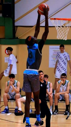 Moussa Coulibaly machaca el aro rival. CB Realejos