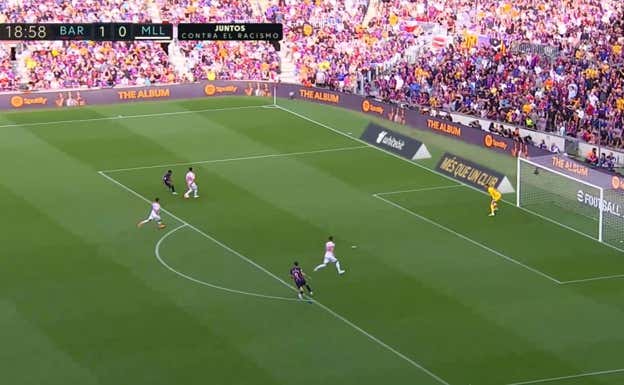 Fasti termina intentando un pase a Lewandowski con el exterior que choca con el defensa.