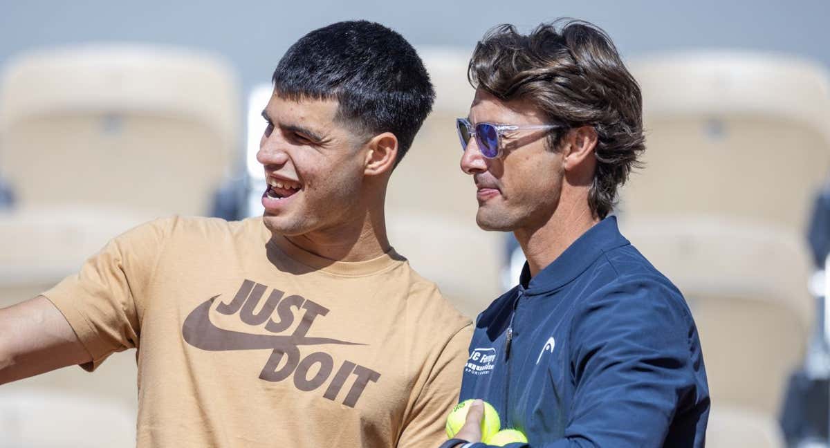 Carlos Alcaraz y su entrenador, Juan Carlos Ferrero, durante un entrenamiento en París antes del inicio de Roland Garros. /Tim Clayton/Corbis via Getty Images