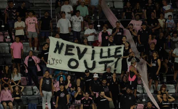 Los aficionados de Inter Miami pidiendo la salida de Neville.  REUTERS