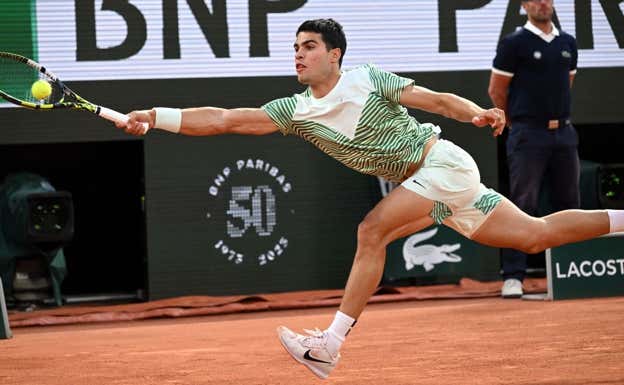 Alcaraz golpea una derecha durante su partido ante Tsitsipas.  EFE/EPA/CAROLINE BLUMBERG