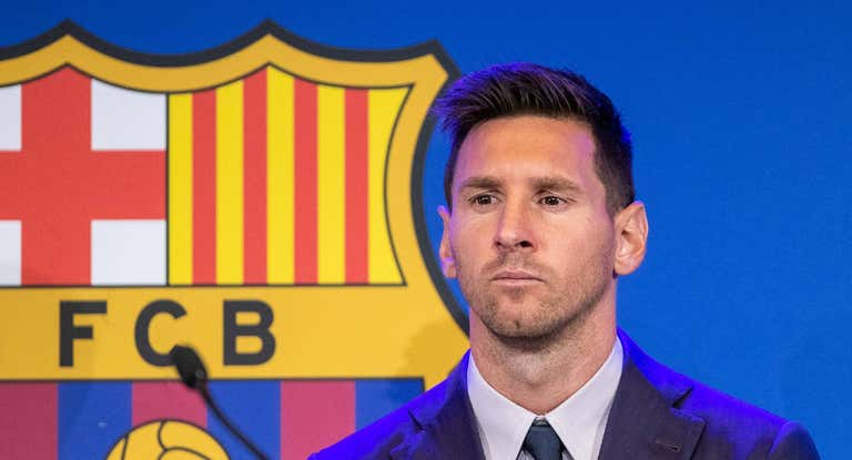 Messi, con el escudo del FC Barcelona de fondo.