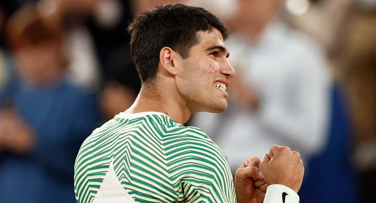 Carlos Alcaraz celebra su pase a semifinales de Roland Garros tras derrotar a Stefanos Tsitsipas./Reuters