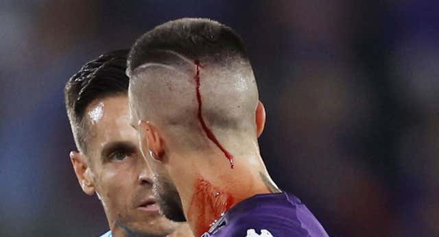 Un vaso lanzado por aficionados del West Ham le abre la cabeza a Cristiano Biraghi