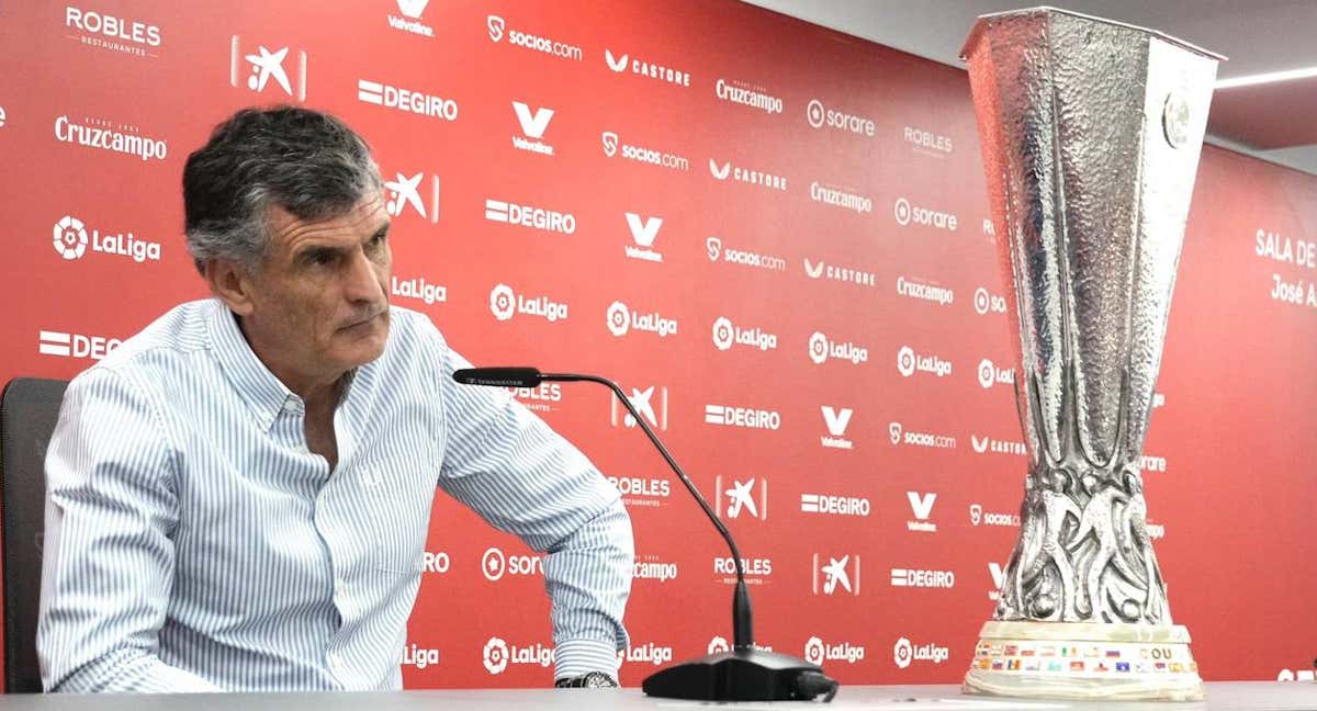 José Luis Mendilibar, con la Europa League al lado, durante su conferencia de prensa./SFC