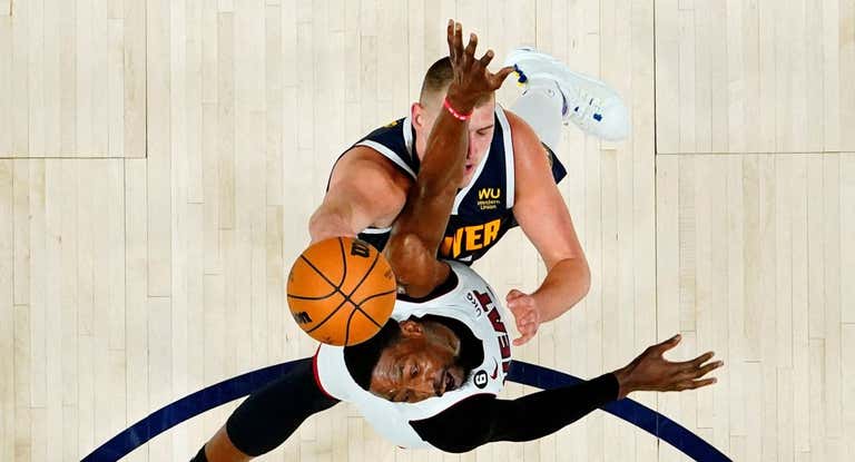 Bam Adebayo frena a Nikola Jokic en el segundo partido de la final.