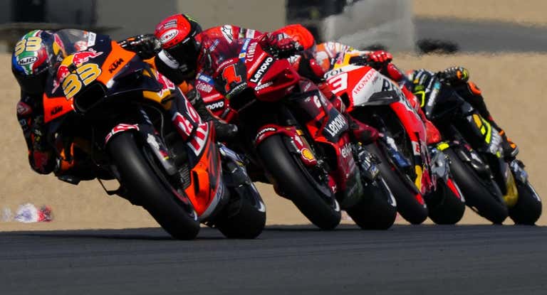 Brad Binder, por delante de Pecco Bagnaia en el GP de Francia 2023.