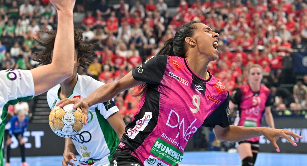 Jugadoras de balonmano en un momento del partido.